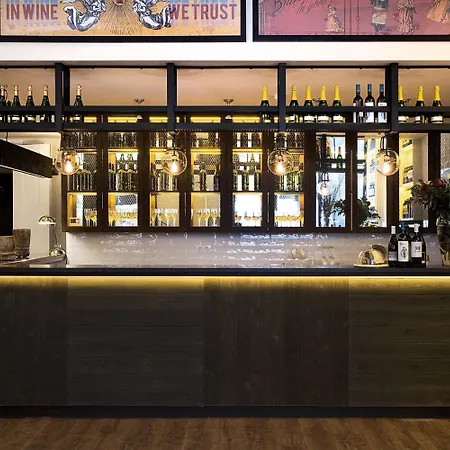 Praktik Vinoteca 3* Барселона